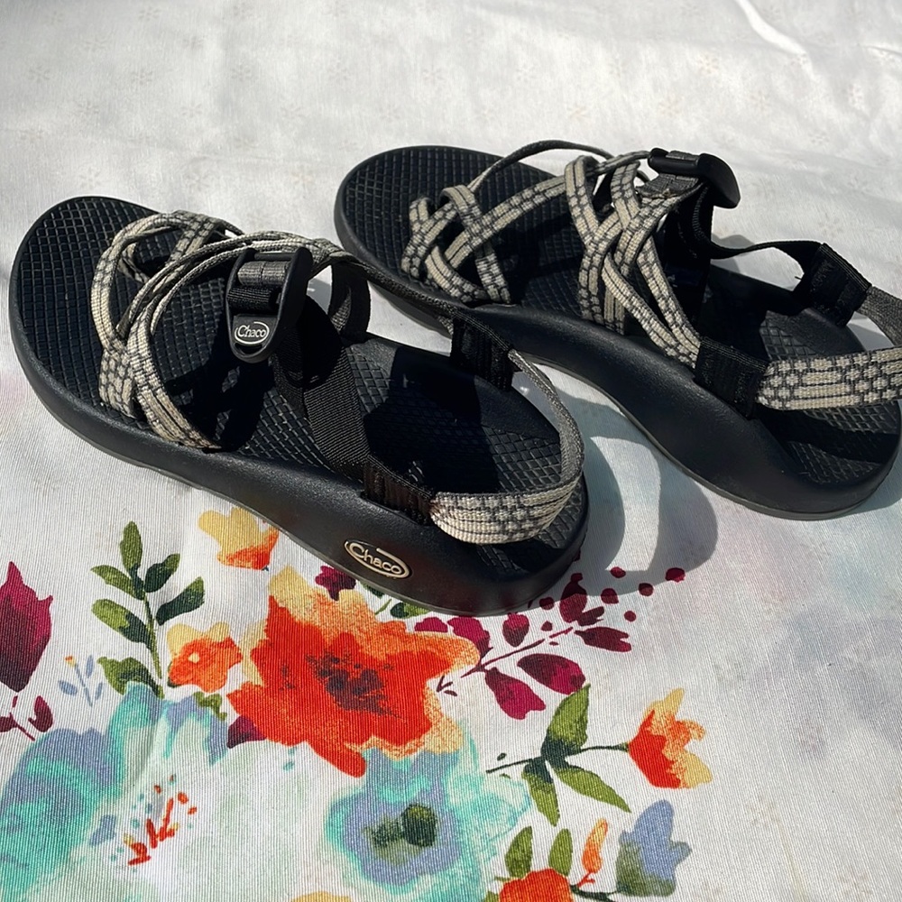 Chaco Women’s Size 8 gray/off-white pattern classic strap sandals